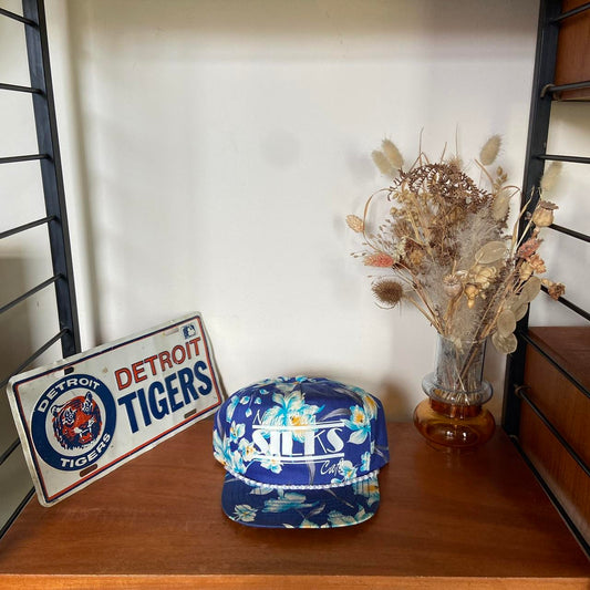 Vintage 90s USA Silks cafe & nightclub Hawaiian floral graphic trucker cap