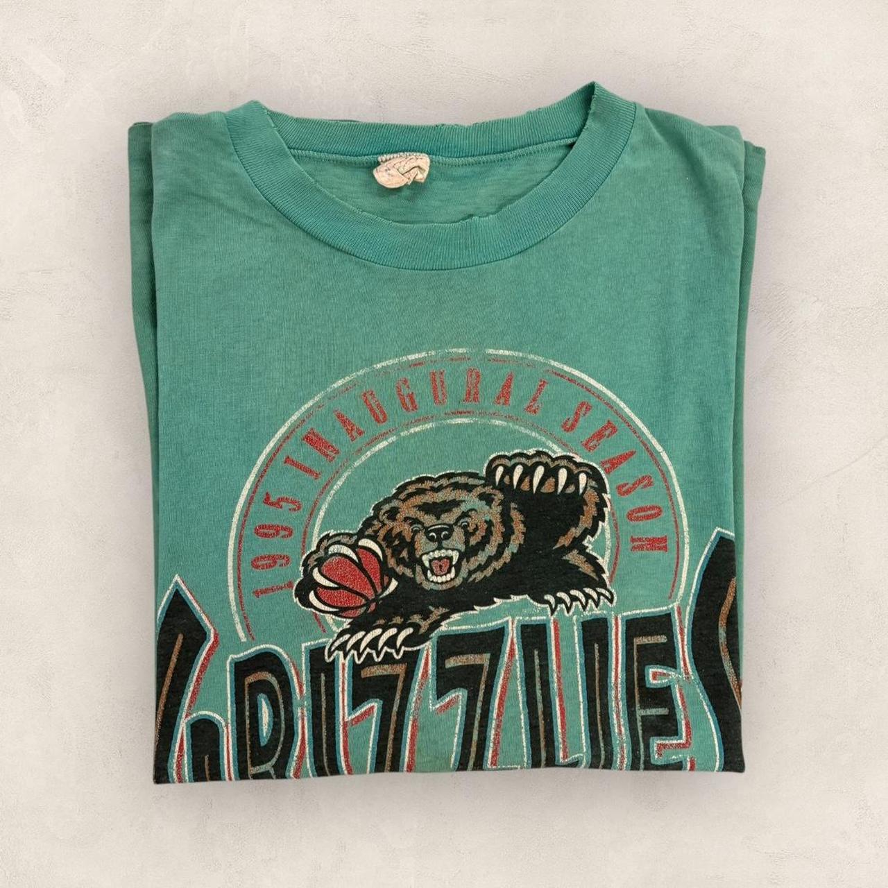 Vintage 90s Vancouver Grizzlies NBA basketball graphic t-shirt