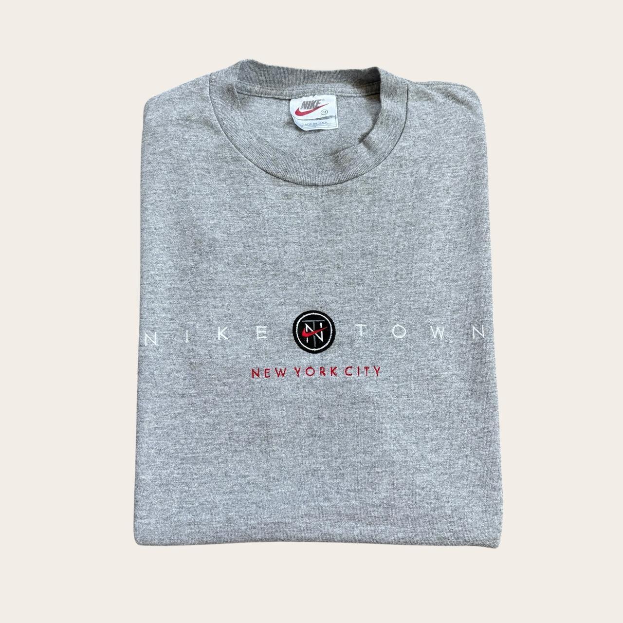 Vintage Nike Town New York City department store embroidered t-shirt