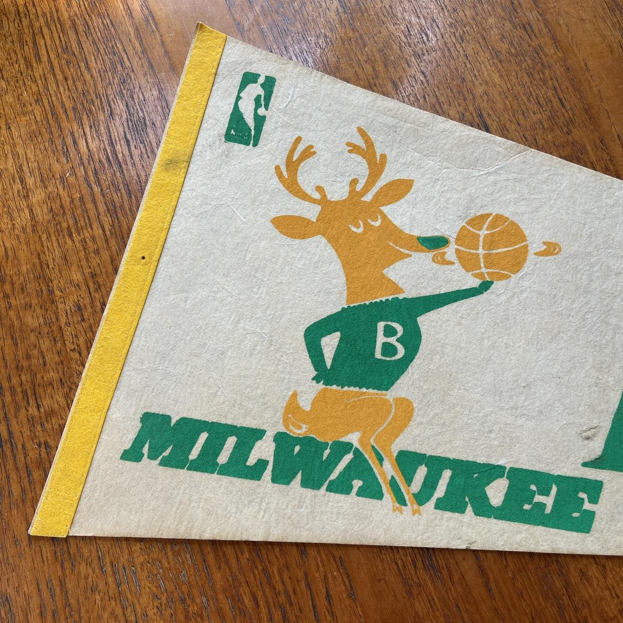 Vintage 70s USA Milwaukee Bucks basketball NBA pennant