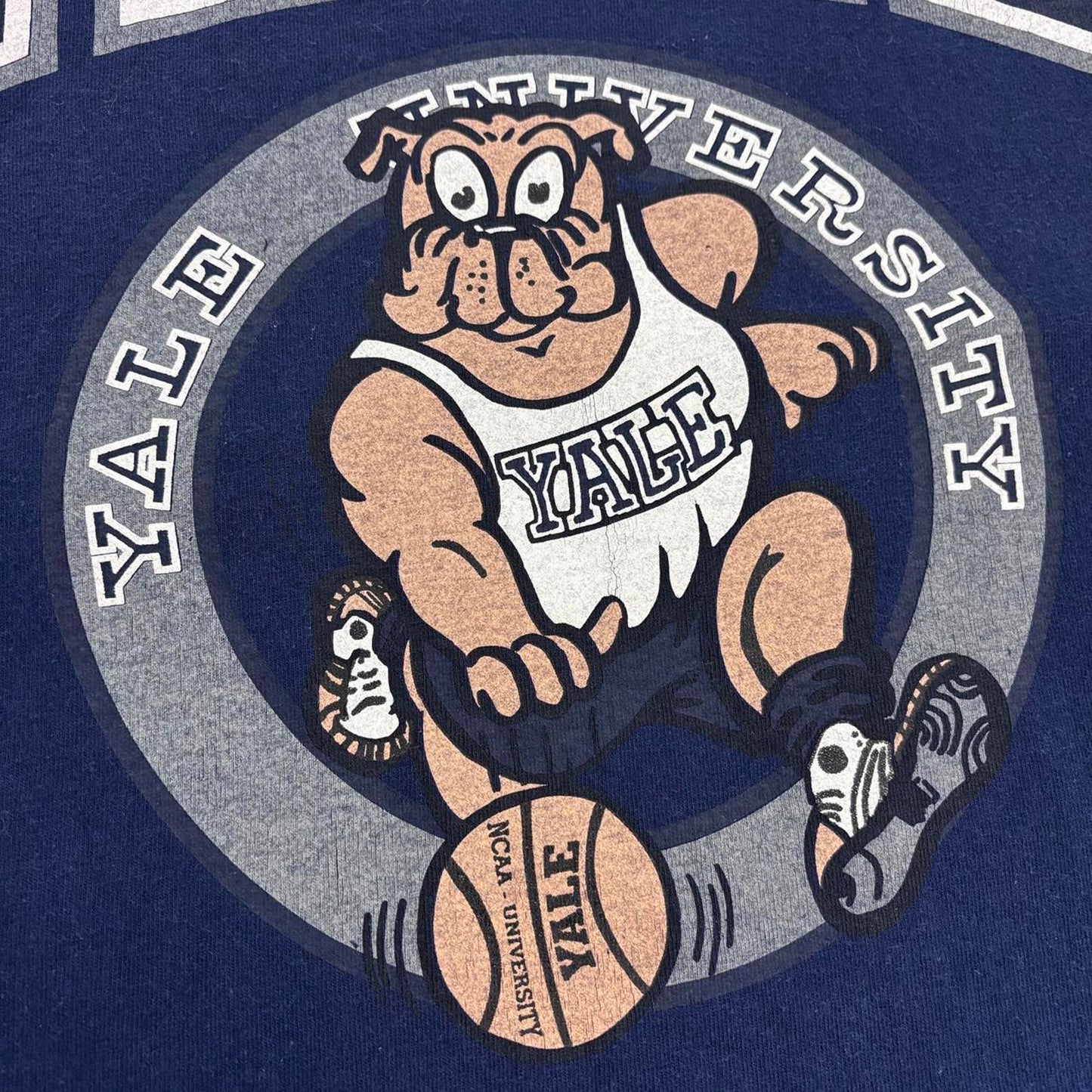 Vintage 90s USA Yale university NCAA basketball bulldog mascot varsity t-shirt