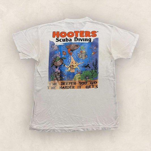 Vintage 90s USA Hooters scuba diving team bar restaurant novelty t-shirt