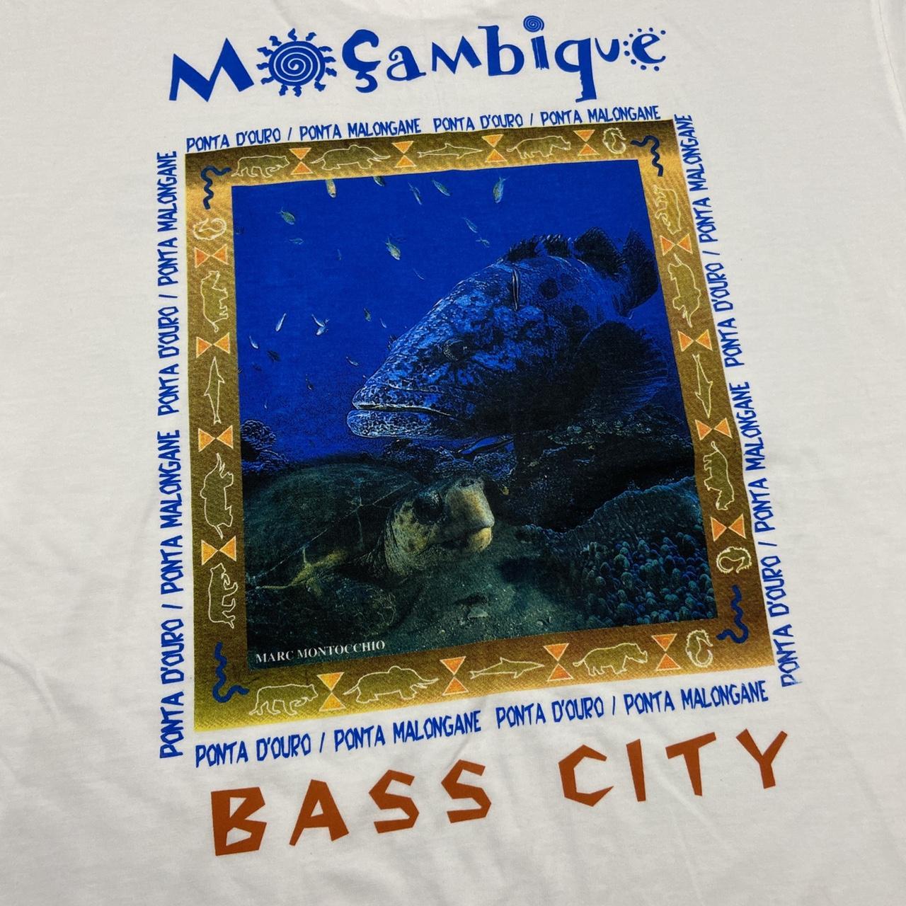 Vintage 90s scuba diving Mozambique bass city graphic white t-shirt