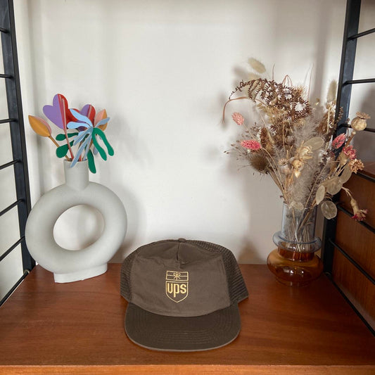 Vintage 90s USA UPS courier service graphic brown trucker cap