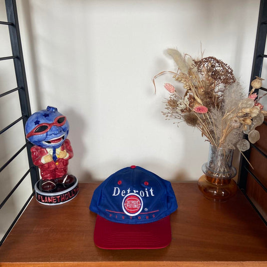 Vintage 90s USA Detroit Pistons NBA blue/red cap